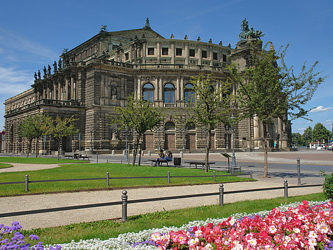 Semperoper mit Blumen Fotos