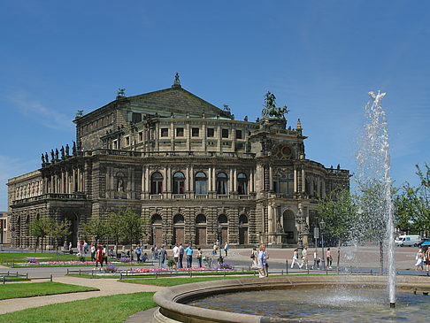 Semperoper mit Springbrunnen Foto 