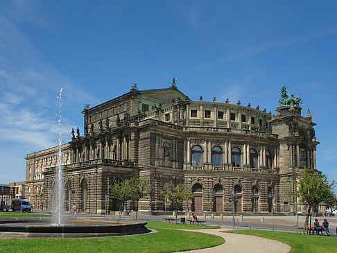 Semperoper mit Springbrunnen Fotos