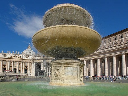 Brunnen mit Petersdom Fotos