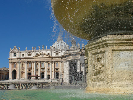 Brunnen mit Petersdom Fotos