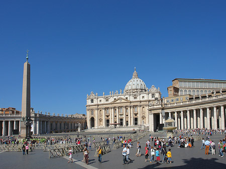 Obelisk mit dem Petersdom Foto 